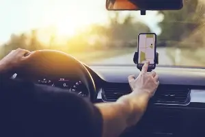 rideshare driver using app for directions