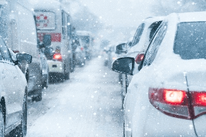 heavy traffic in heavy snow